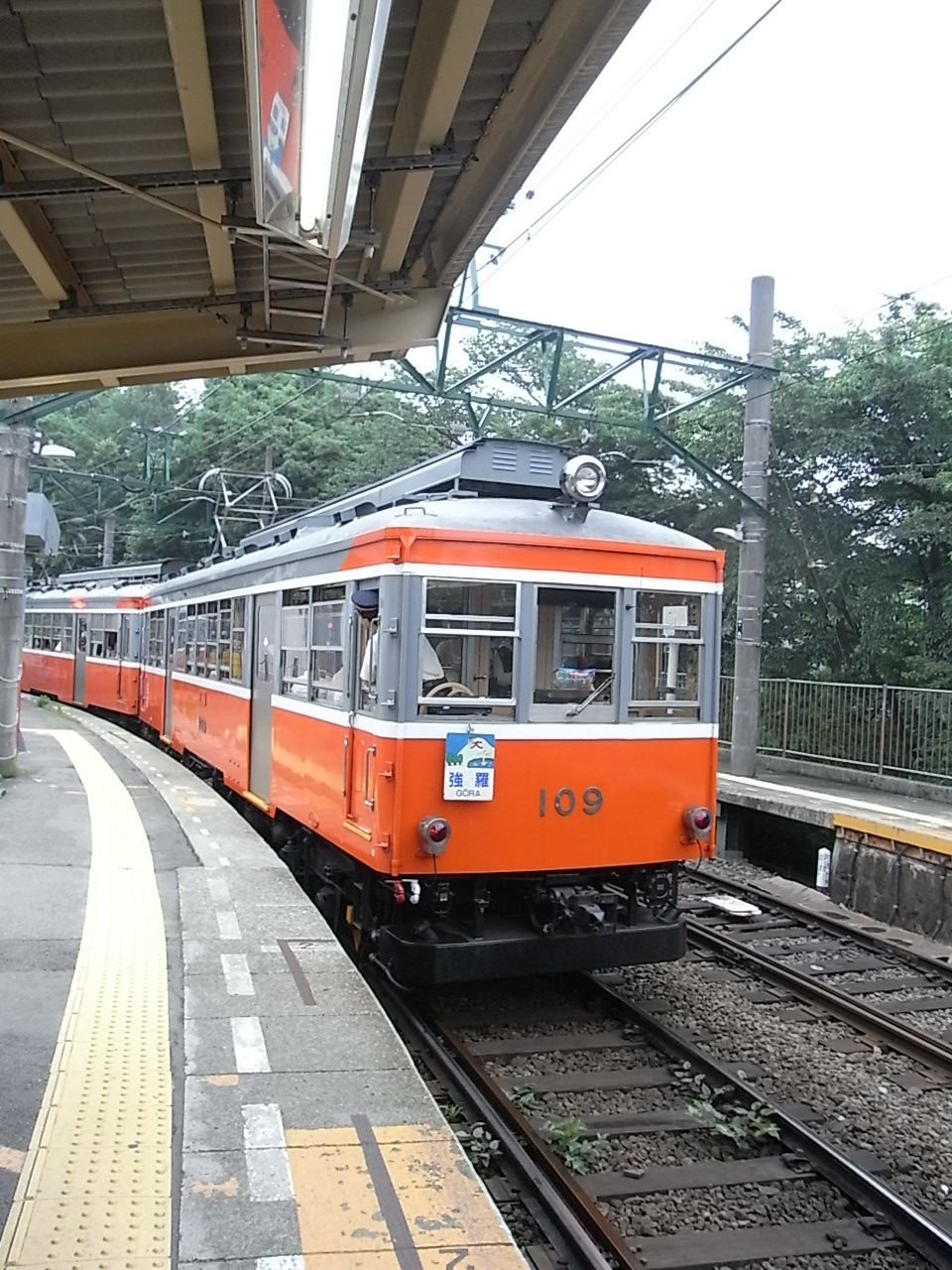 赤い電車で