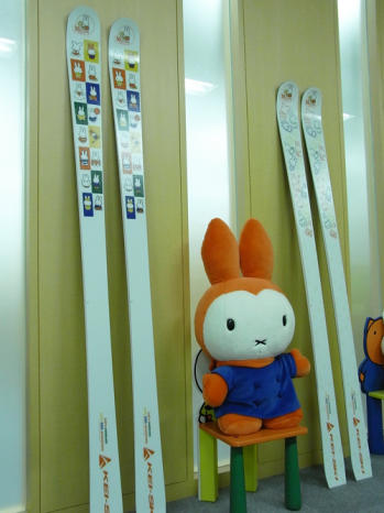 8228.希少 Dick Bruna ミッフィー スキー板 miffy55th × KEI-SKI - dickbruna.jp 日本のミッフィー情報サイト
