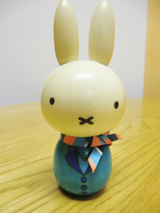 6人目のこけしは - dickbruna.jp 日本のミッフィー情報サイト