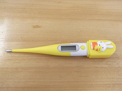 からだの熱を測ります。