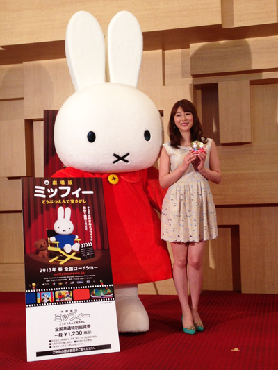 「劇場版ミッフィー」ミッフィーひな人形贈呈式イベントに安めぐみさん登場