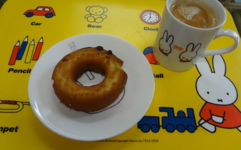 ドーナツを食べながら