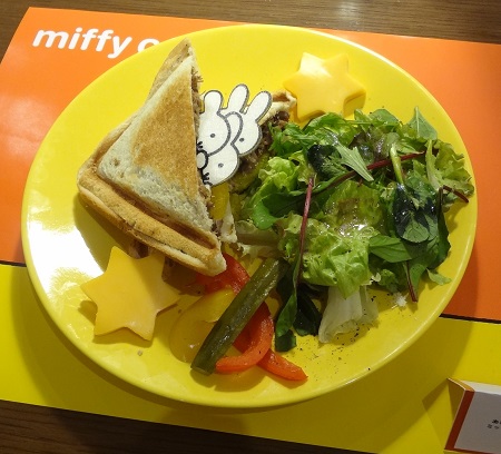 miffy cafe あれ？ミッフィーがのぞいてる？